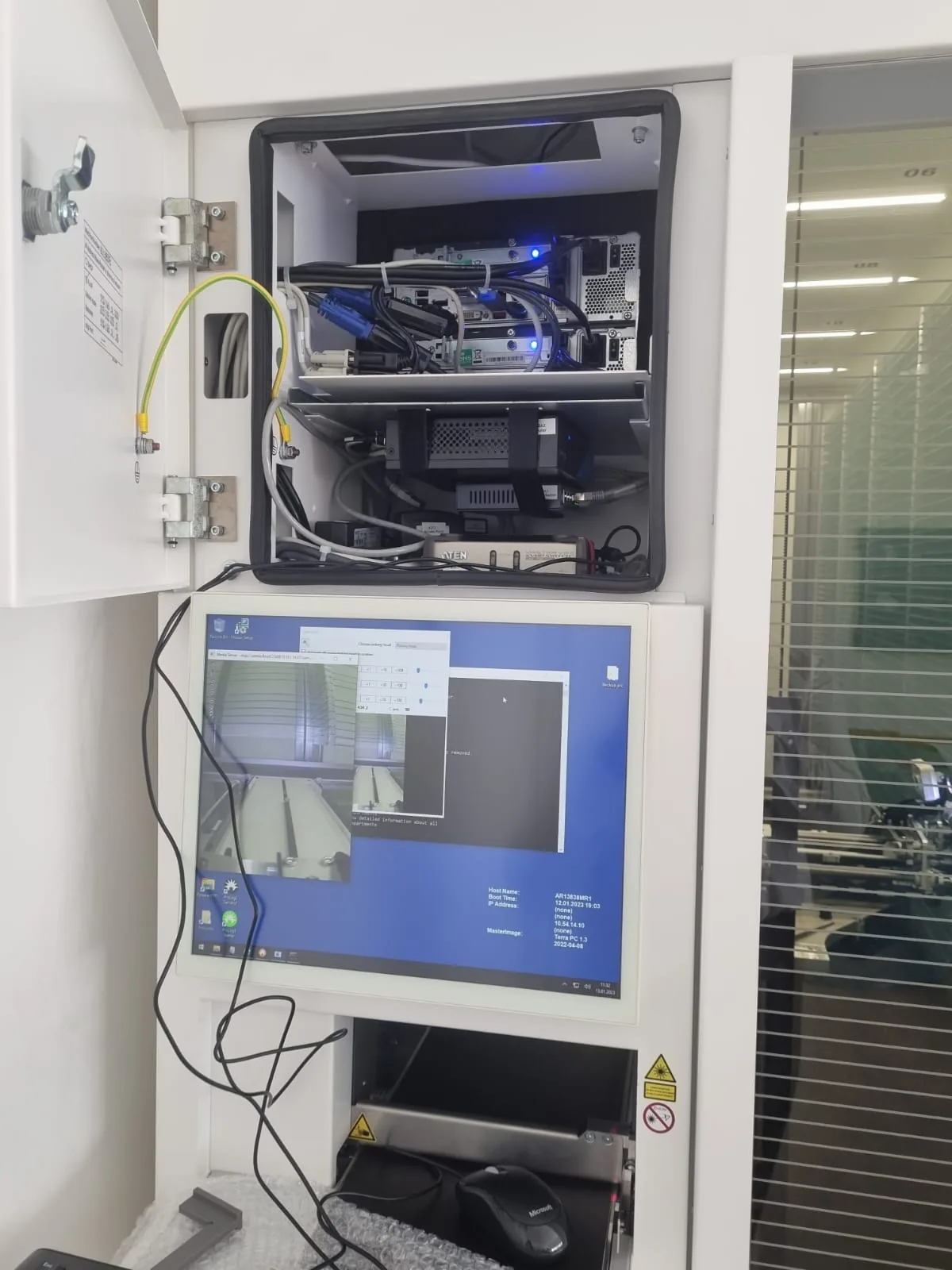 Brazo del robot Rowa Technologies operando entre estanterías